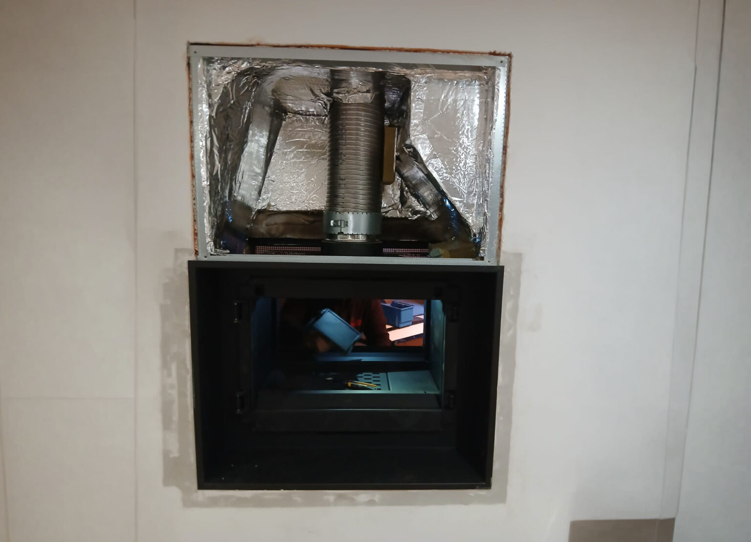 cheminée Limony en cours de chantier FONDIS V80LDF deuxieme face